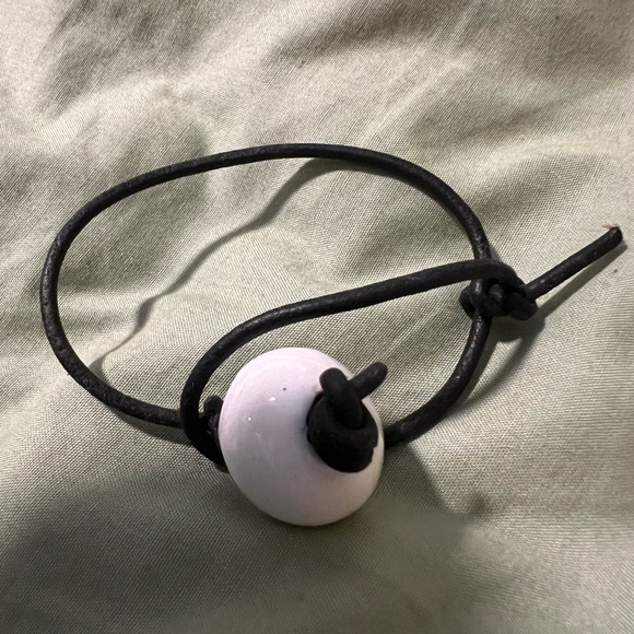 Simple adjustable bracelet-porcelain bead on leather - Picture 2 of 7